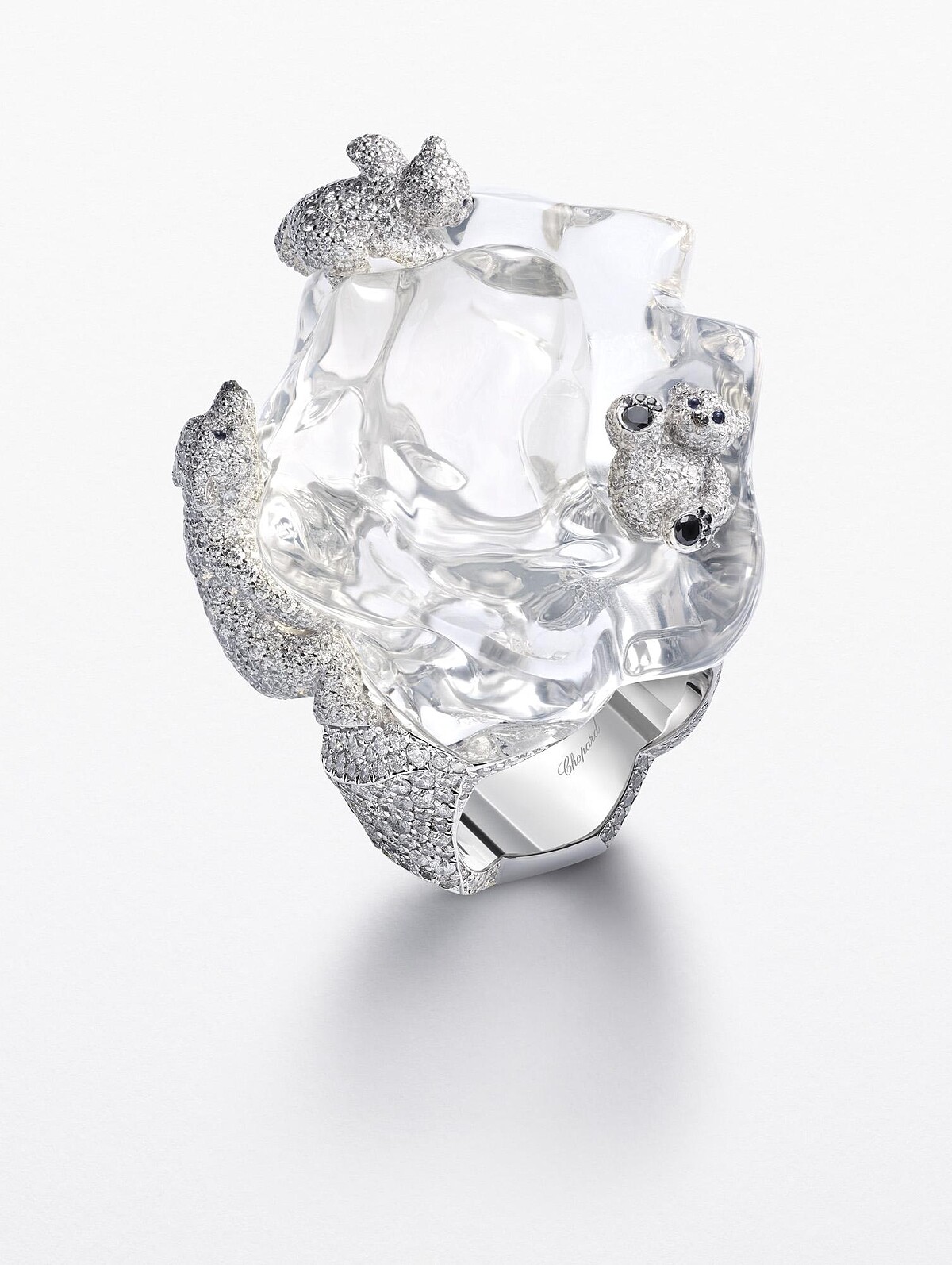 紅地毯系列戒指-北極熊 獲公平採礦認證之18K白金戒指，鑲嵌單顆86.2克拉水晶蛋白石，310顆2.52克拉鑽石，38顆0.25克拉黑鑽，8顆0.03克拉藍寶石，以及1109顆3.34克拉鑽石。定價:NT$5,220,000