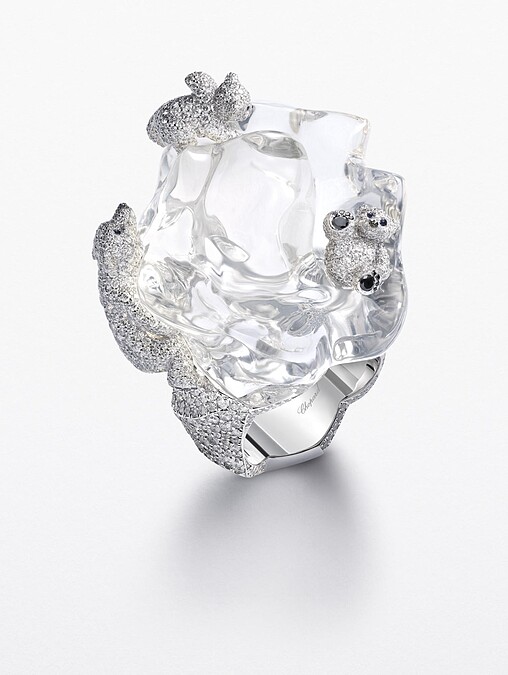 紅地毯系列戒指-北極熊 獲公平採礦認證之18K白金戒指,鑲嵌單顆86.2克拉水晶蛋白石,310顆2.52克拉鑽石,38顆0.25克拉黑鑽,8顆0.03克拉藍寶石,以及1109顆3.34克拉鑽石。定價:NT$5,220,000