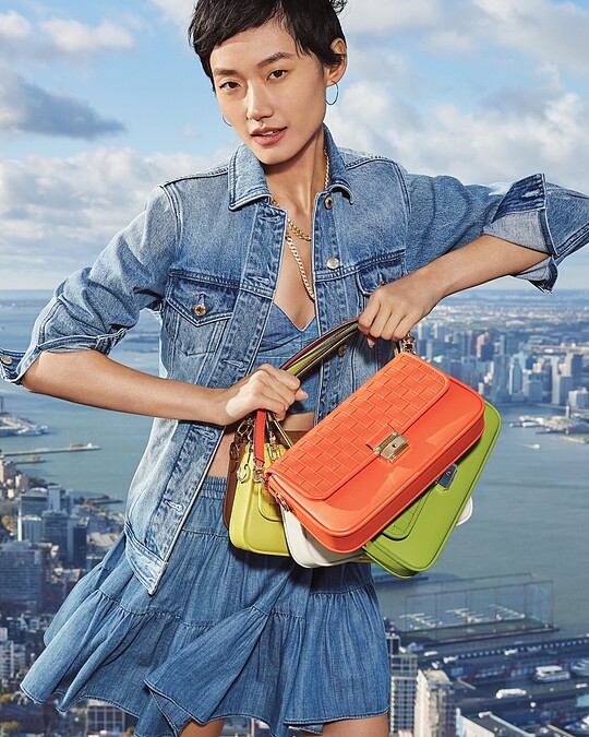 Bradshaw 皮革編織肩背包，NT20,200