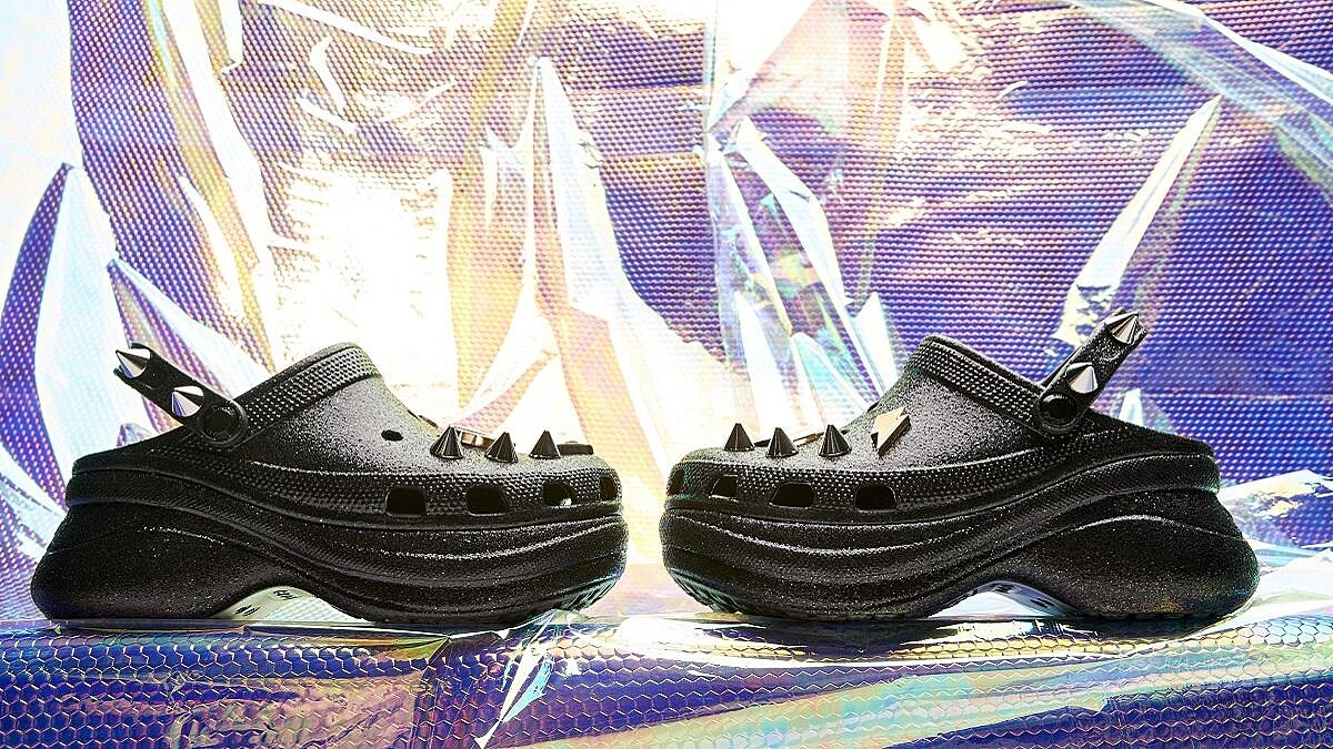 超限量老爹克駱格以閃耀鉚釘設計再度回歸！光看風格潮模Angelina演繹的時髦穿搭，就知道是必須先搶一波的秒殺完售預定款！