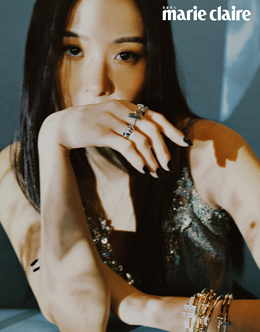 金色亮片背心，Balenciaga。；Tiffany T1 18K 金窄版鋪鑲鑽石手環、Tiffany T Wire 18K 白金手環、Tiffany HardWear 18K 金寬版鏈結設計手鍊、Tiffany T Wire 18K 白金寬版鑲鑽手環Tiffany T1 18K 金窄版手環、Tiffany Atlas X 18K 白金窄版鑲鑽戒指、Tiffany T1 18K金寬版戒指、Tiffany T1 18K 白金寬版鑲鑽戒、Tiffany Atlas X 18K 白金寬版鑲鑽戒指，all by Tiffany & Co.。