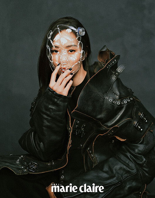 黑色運動衫、拼接設計皮革夾克，both by Balenciaga。