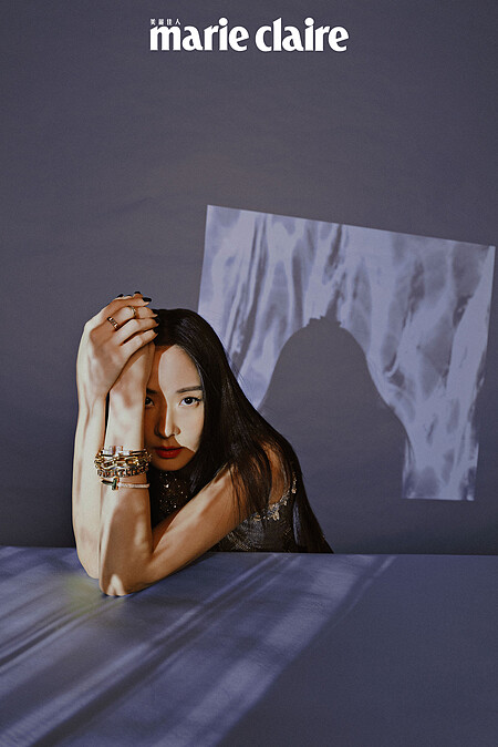 金色亮片背心，Balenciaga。；Tiffany HardWear 純銀珍珠項鍊、Tiffany T Smile 18K 白金鑲鑽項鍊、Tiffany T Wire 18K 白金寬版鑲鑽手環、Tiffany T Wire 18K 白金手環、Tiffany HardWear 18K 金寬版鏈結設計手鍊、Tiffany T True 18K 玫瑰金寬版鏤空設計手環、Tiffany T1 18K金寬版鋪鑲鑽石手環、Tiffany T True 18K 金寬版鏤空設計戒指、Tiffany T True 18K 金寬版鏤空設計戒指、Tiffany T True 18K 金窄版鏤空設計戒指，all by Tiffany & Co.。