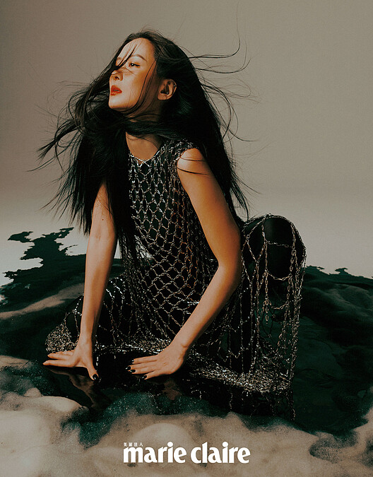 黑色背心、黑色連身鞋褲、水晶鑲嵌網狀罩衫，all by Balenciaga。