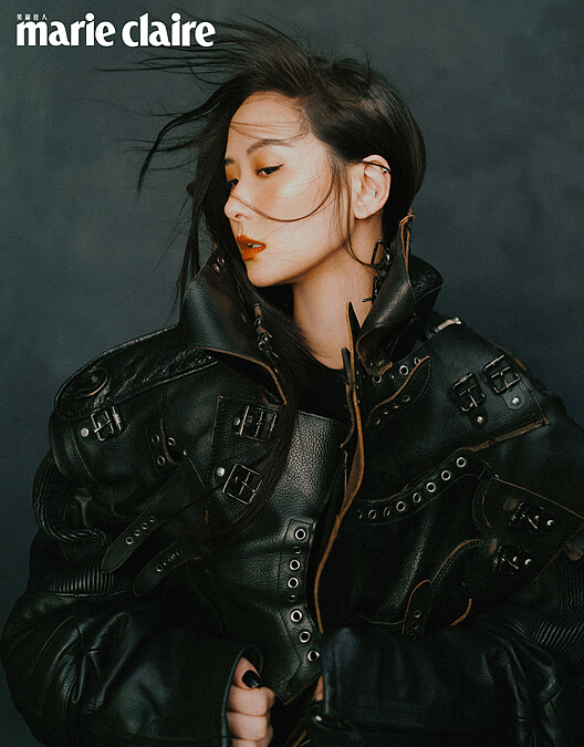 黑色運動衫、拼接設計皮革夾克，both by Balenciaga。