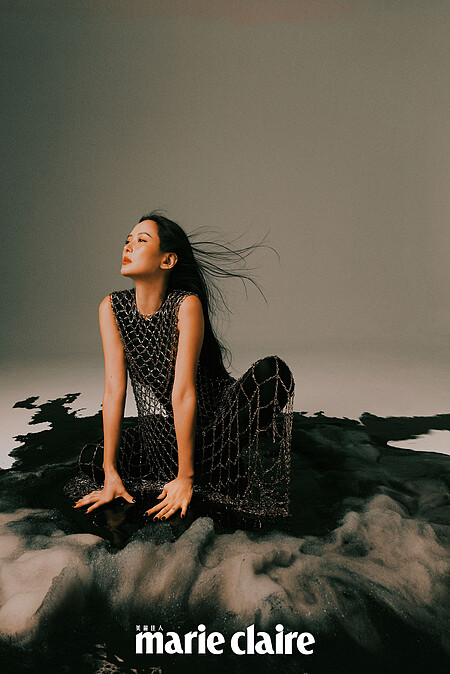 黑色背心、黑色連身鞋褲、水晶鑲嵌網狀罩衫，all by Balenciaga。