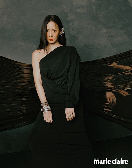 黑色斜肩圍裹式洋裝，Balenciaga。；GALENA系列TITAN 扇形耳環、CASSITE 雙排戒指、FAYA 手鍊、JAMESO 手環、SIDER 手鍊，all by Yun Yun Sun。