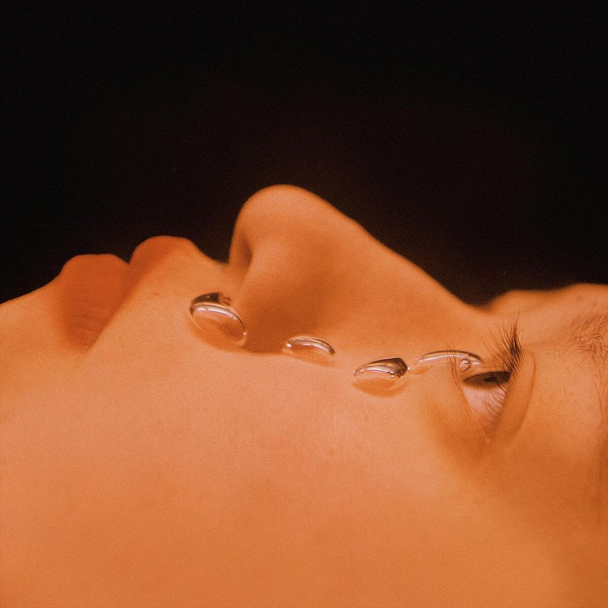 陳嫻靜成為《Perfect》首期創刊封面人物，並由攝影師鍾靈掌鏡拍攝。