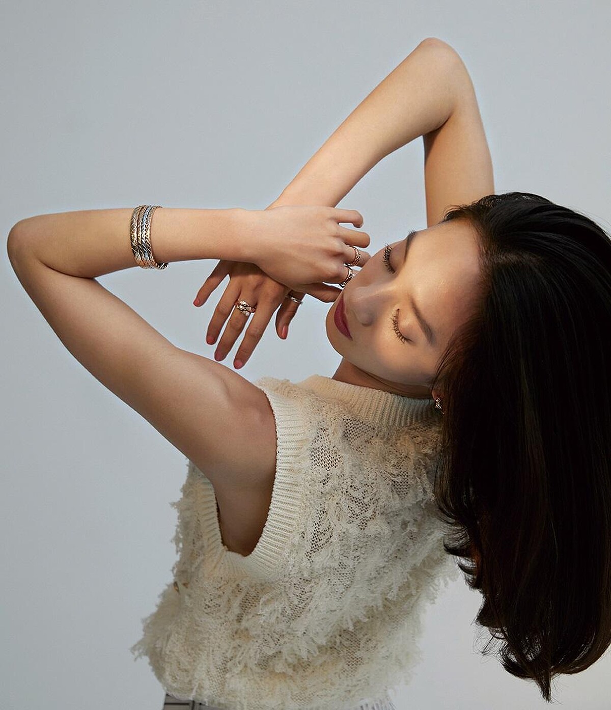 CHANEL COCO CRUSH 高級珠寶系列：耳環、項鍊、手環、TOI ET MOI 戒指、窄版戒指 / 白色排扣背心 All by CHANEL 