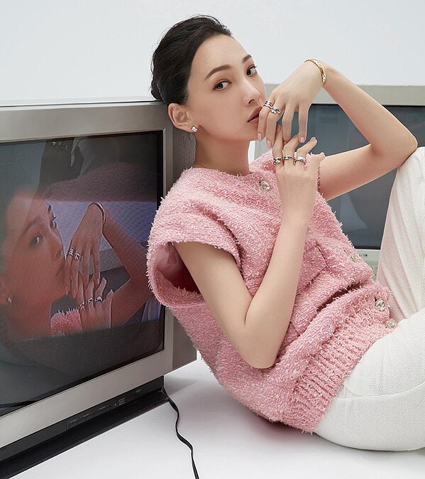 COCO CRUSH 高級珠寶系列：耳環、項鍊、手環、TOI ET MOI 戒指、小型款戒指 / 粉色斜紋軟呢背心、白色長褲 All by CHANEL