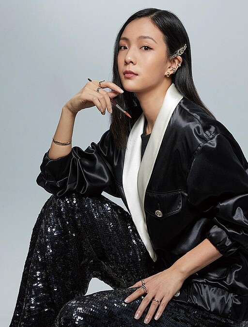 COCO CRUSH 高級珠寶系列：耳環、耳扣、手環、TOI ET MOI 戒指、小型款戒指 / 黑色緞面外套、黑色亮片寬管褲、髮飾 All by CHANEL