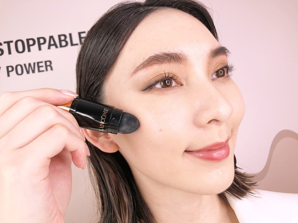 蘭蔻零粉感超持久粉底棒使用示意。