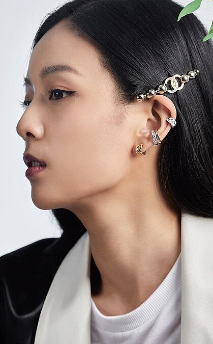 COCO CRUSH 高級珠寶系列：耳環、耳扣、手環、TOI ET MOI 戒指、小型款戒指 / 黑色緞面外套、黑色亮片寬管褲、髮飾 All by CHANEL