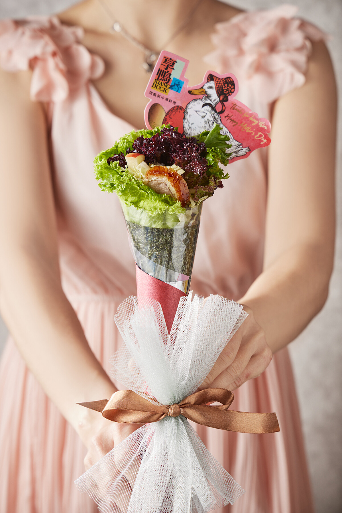 母親節享鴨送出的烤鴨花禮不只外型吸睛，更能傳遞對媽媽的愛。