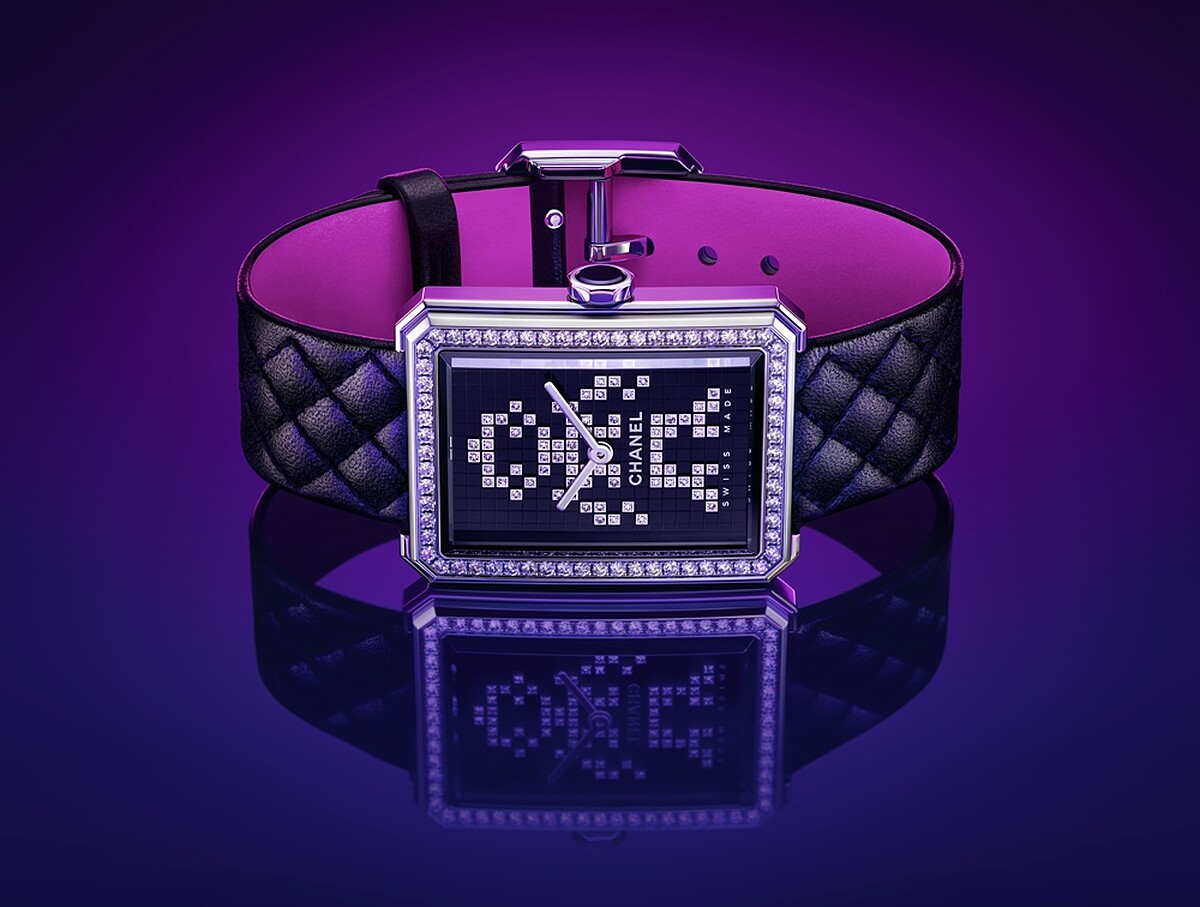 BOY&middot;FRIEND Electro 腕錶 限量發行55 枚。 精鋼錶殼。 精鋼錶圈鑲嵌64顆總重約0.71克拉明亮式切割鑽石。 精鋼錶冠，鑲嵌黑色凸圓形尖晶石。 飾以機器人圖騰黑色錶盤，鑲嵌78顆總重約0.12克拉明亮式切割鑽石。 可替換式黑色菱格紋小牛皮錶帶飾以螢光粉紅內襯。 高精準石英機芯。 防水深度：30米。 功能：時、分顯示。 尺寸：34.6 x 26.7 x 7.3毫米。 鑽石：共142顆總重約0.83克拉明亮式切割鑽石。 建議售價NTD 494,000元