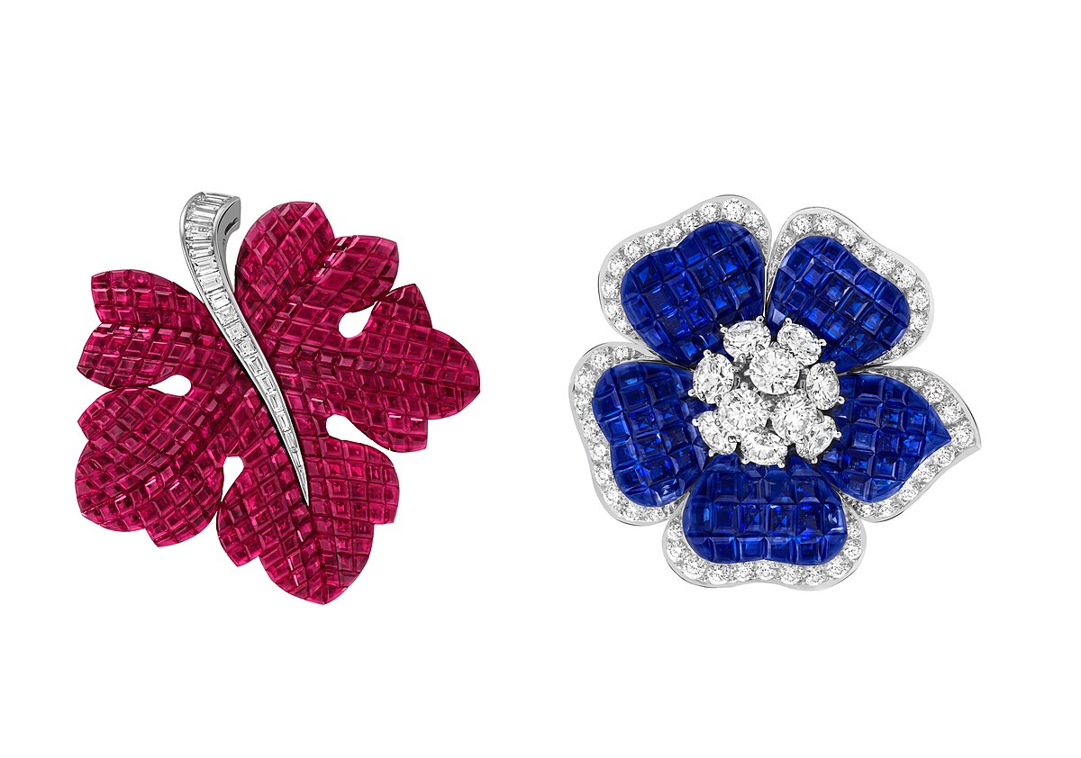 左：Feuille de Vigne胸針，鉑金，玫瑰金，傳統隱密式鑲嵌紅寶石，鑽石 右：Petit Gloxinia胸針，鉑金，玫瑰金，白K金，傳統隱密式鑲嵌藍寶石，鑽石
