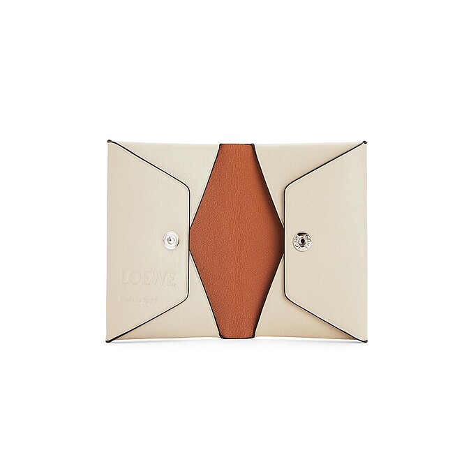 Loewe 小牛皮品牌雙摺卡片套，NT10,000