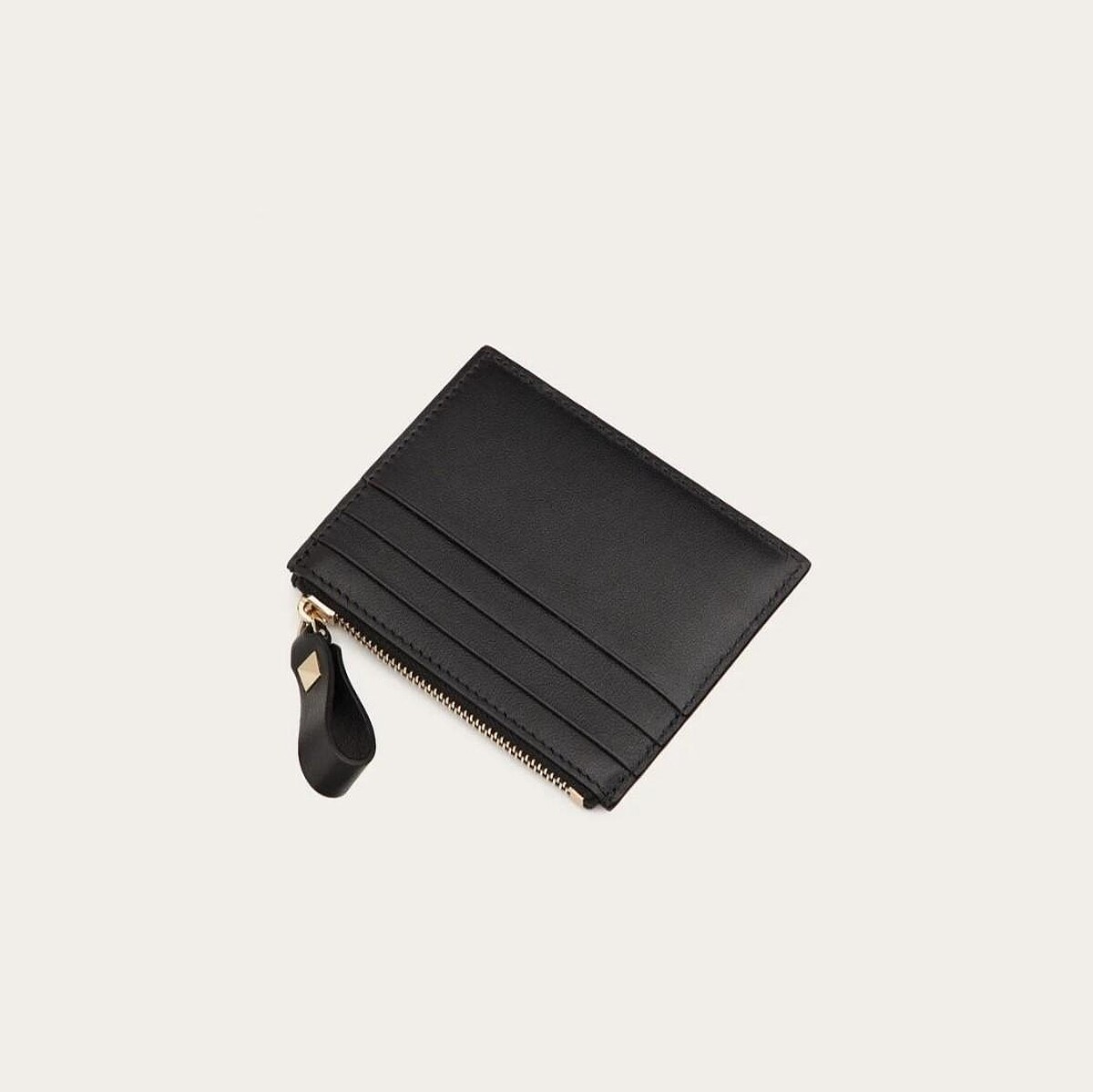 Valentino 鉚釘小牛皮拉鍊卡夾,約NT10,000