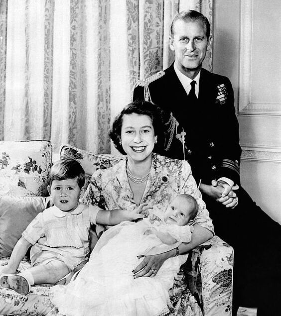 伊麗莎白女王與菲利普親王的全家福照，威爾斯親王查爾斯與安妮長公主