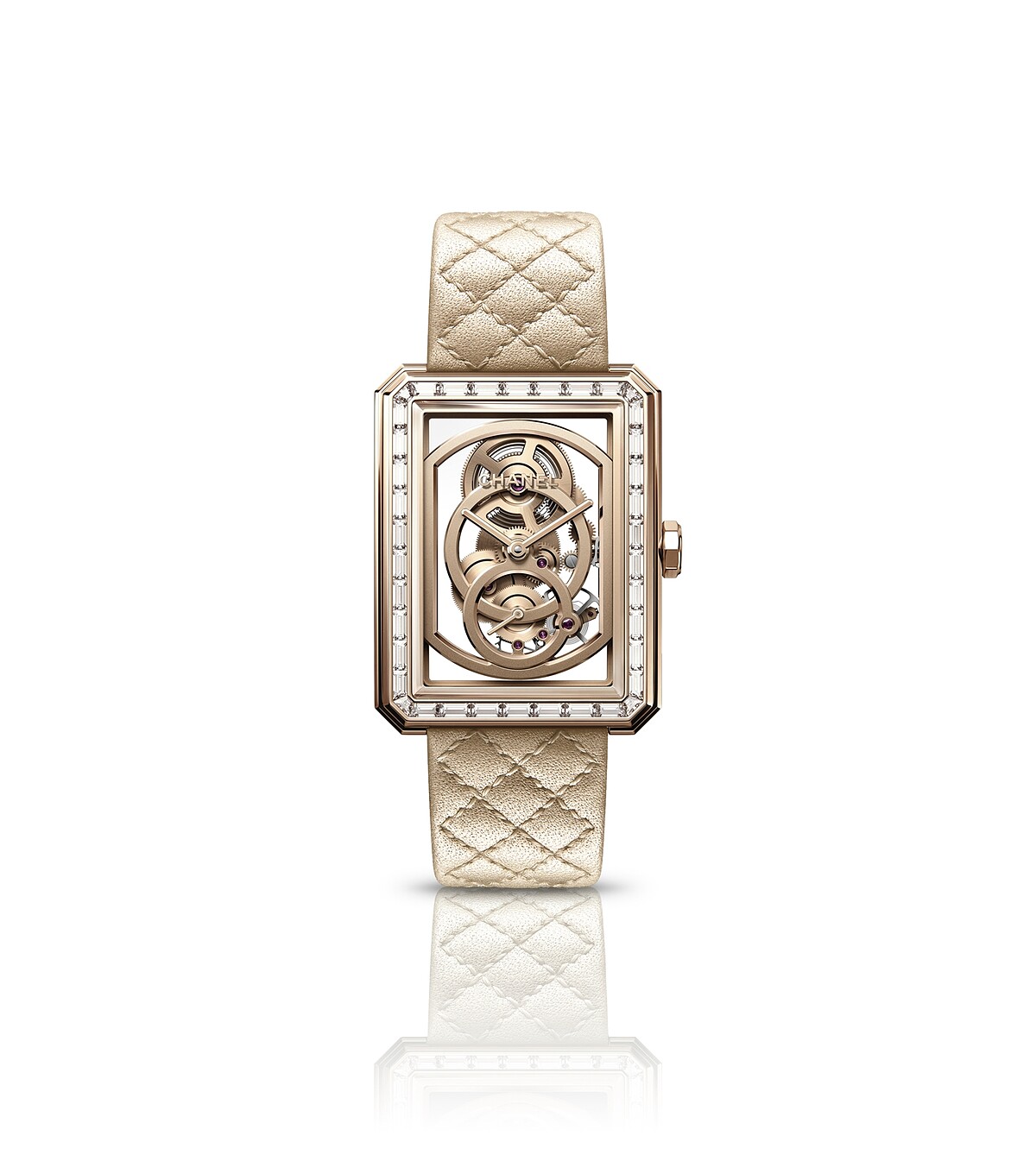 Boy∙Friend鏤空腕錶 限量發行55枚。 18K BEIGE米色金錶殼。 18K BEIGE米色金錶圈，鑲嵌38顆總重約1.58克拉長階梯形切割鑽石。 18K BEIGE米色金錶冠，鑲嵌5顆總重約0.12克拉長階梯形切割鑽石。 金色菱格紋小牛皮錶帶，18K BEIGE米色金雙重折疊式錶扣，鑲嵌23顆總重約0.92克拉長階梯形切割鑽石。 由香奈兒製造Caliber 3 鏤空手動上鍊機械機芯。 動力儲存：55小時。 防水深度：30米。 功能：時、分及秒顯示。 尺寸：37 x 28.6 x 8.4毫米。 鑽石重量：共66顆總重約2.62克拉 建議售價NTD3,342,000元