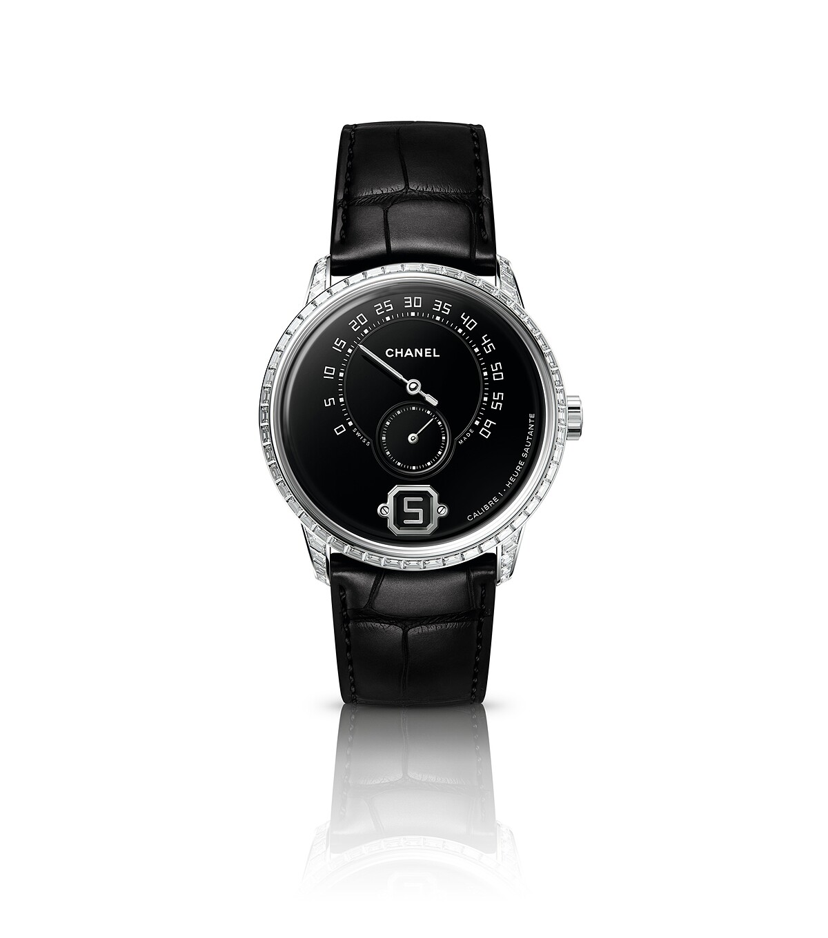 MONSIEUR de CHANEL腕錶 限量編號發行20枚。 18K白金錶殼鑲嵌48顆總重約2.40克拉長階梯形切割鑽石。 錶耳鑲嵌20顆總重約0.55克拉長階梯形切割鑽石。 黑色大明火琺瑯錶盤，其製作歷時9-10小時。 鍍姥黃銅指針。 黑色小牛皮壓印短吻鱷魚紋錶帶。 18K白金三層折疊式錶扣。 Caliber 1機芯：自製手動上鍊機械機芯，搭載雙重複雜功能： 瞬間跳時及240&deg;逆跳分鐘。 小秒盤 72小時動力儲存 防水深度：30米 直徑：40毫米 鑽石：共68顆總重約2.95克拉長階梯形切割鑽石。 建議售價NTD4,620,000元