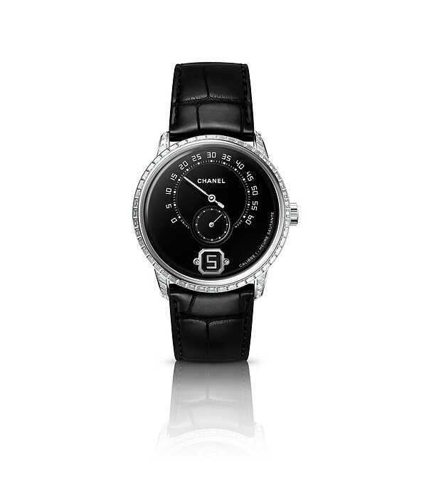 MONSIEUR de CHANEL腕錶 限量編號發行20枚。 18K白金錶殼鑲嵌48顆總重約2.40克拉長階梯形切割鑽石。 錶耳鑲嵌20顆總重約0.55克拉長階梯形切割鑽石。 黑色大明火琺瑯錶盤，其製作歷時9-10小時。 鍍姥黃銅指針。 黑色小牛皮壓印短吻鱷魚紋錶帶。 18K白金三層折疊式錶扣。 Caliber 1機芯：自製手動上鍊機械機芯，搭載雙重複雜功能： 瞬間跳時及240&deg;逆跳分鐘。 小秒盤 72小時動力儲存 防水深度：30米 直徑：40毫米 鑽石：共68顆總重約2.95克拉長階梯形切割鑽石。 建議售價NTD4,620,000元