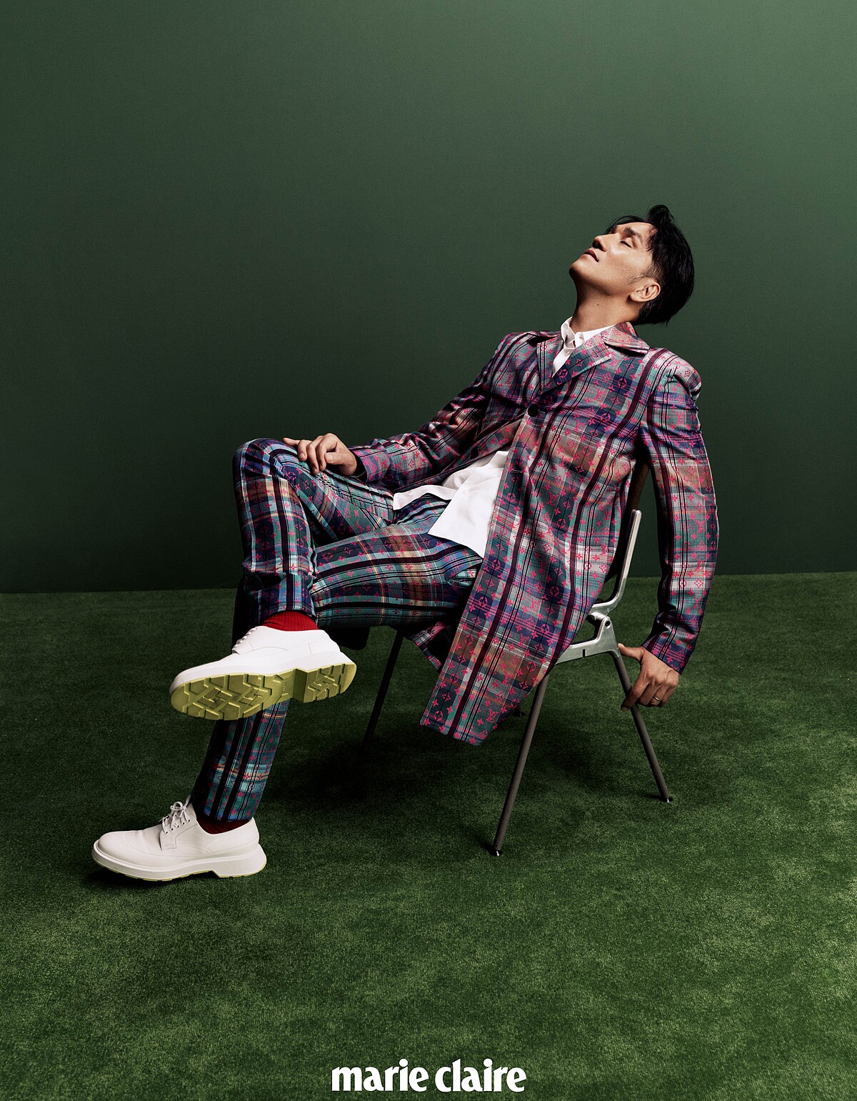 Monogram 印花格紋長版外套、 Monogram 印花西裝長褲、白色襯衫， all by Louis Vuitton；白色皮鞋， Boss；襪子，Stylist&rsquo;s Own。