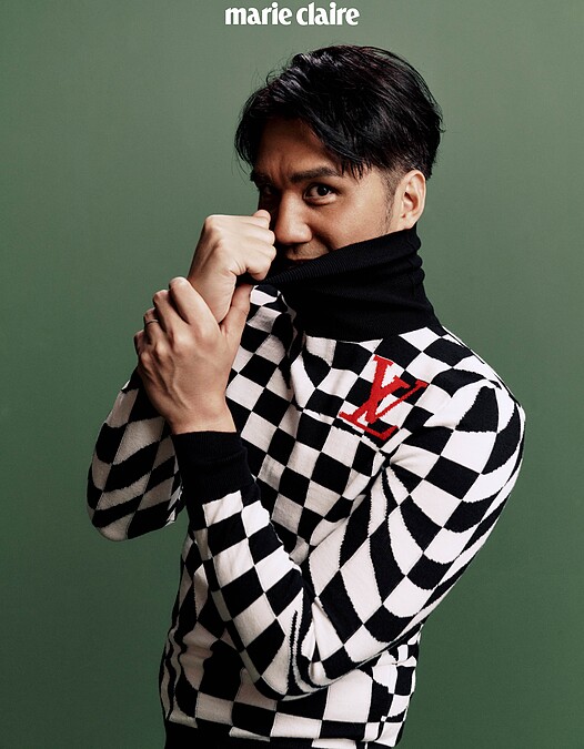 黑白高領針織衫 by Louis Vuitton。