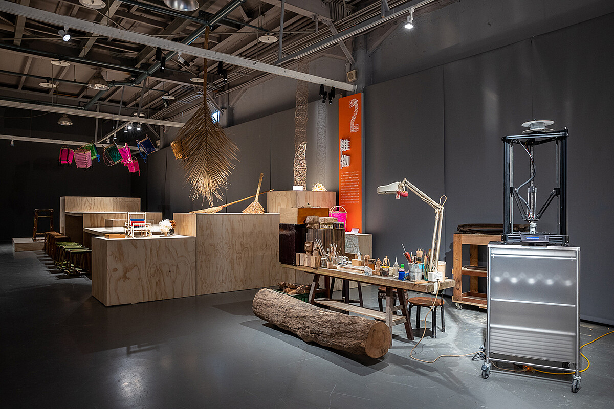 第二幕,維物:賴泳廷師傅現場木刻戲偶,而一旁的是3D列印製作木偶。(照片來源:臺灣文博會)