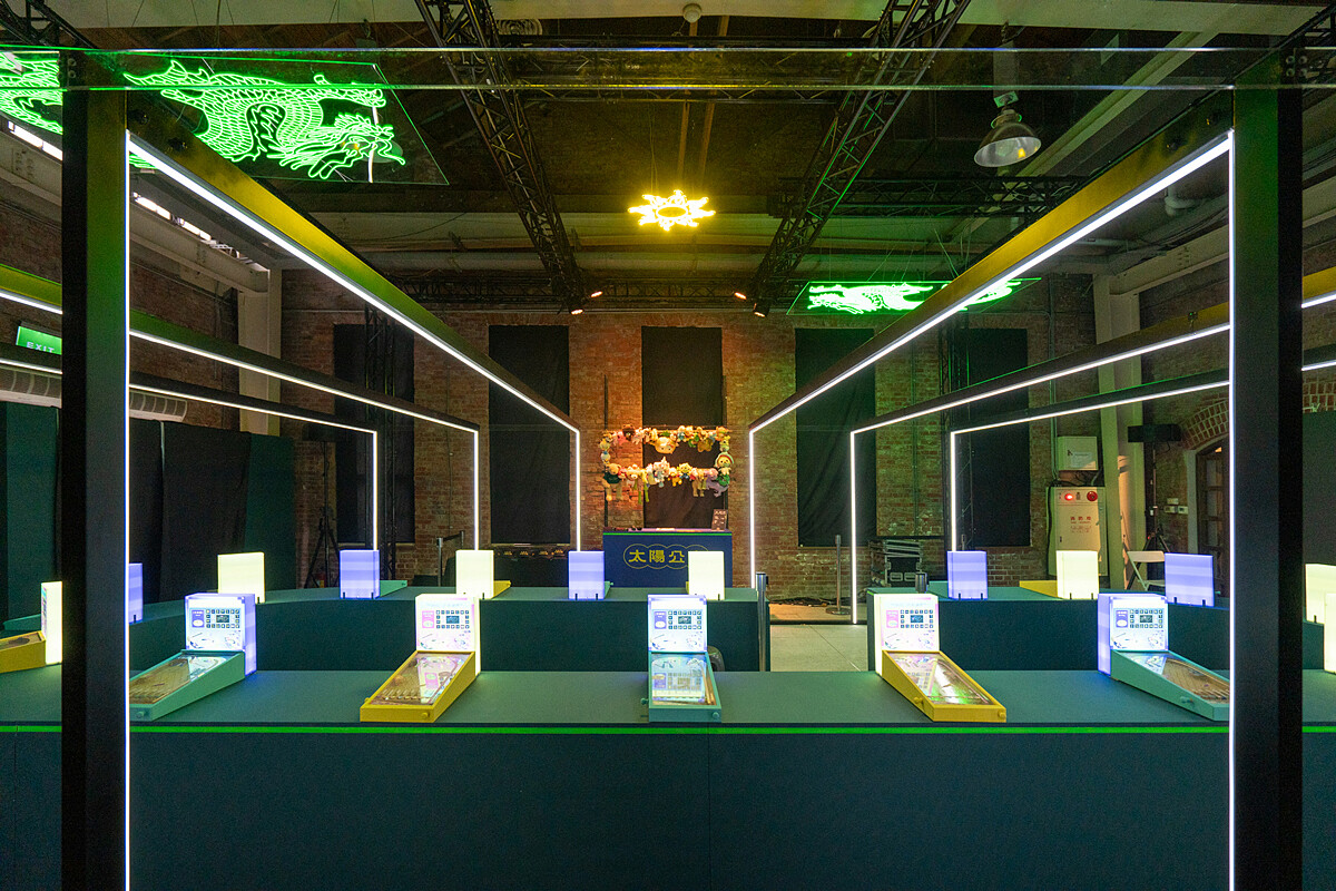 與廟會意象結合的彈珠台。(照片來源:阮劇團)