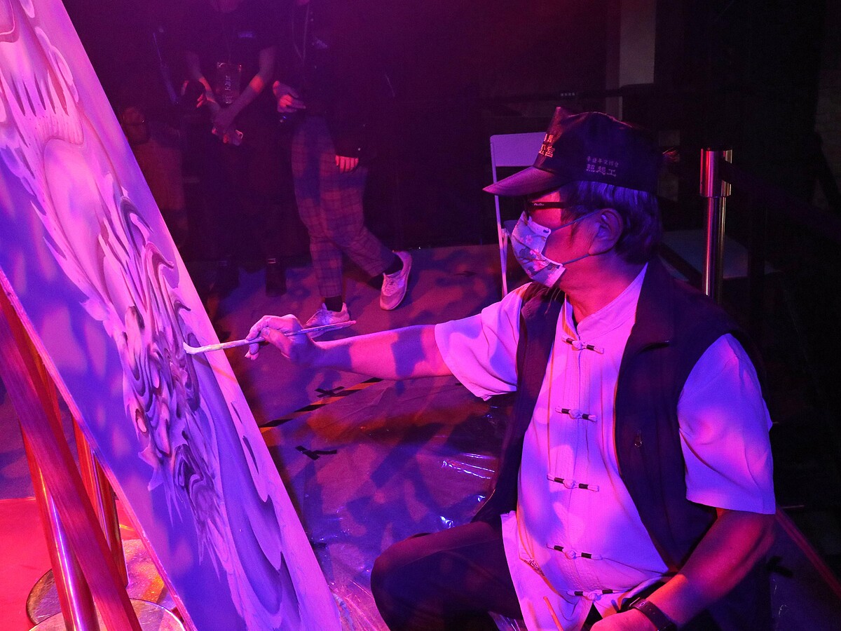 現場有職人繪製傳統廟會圖樣。(照片來源:阮劇團)