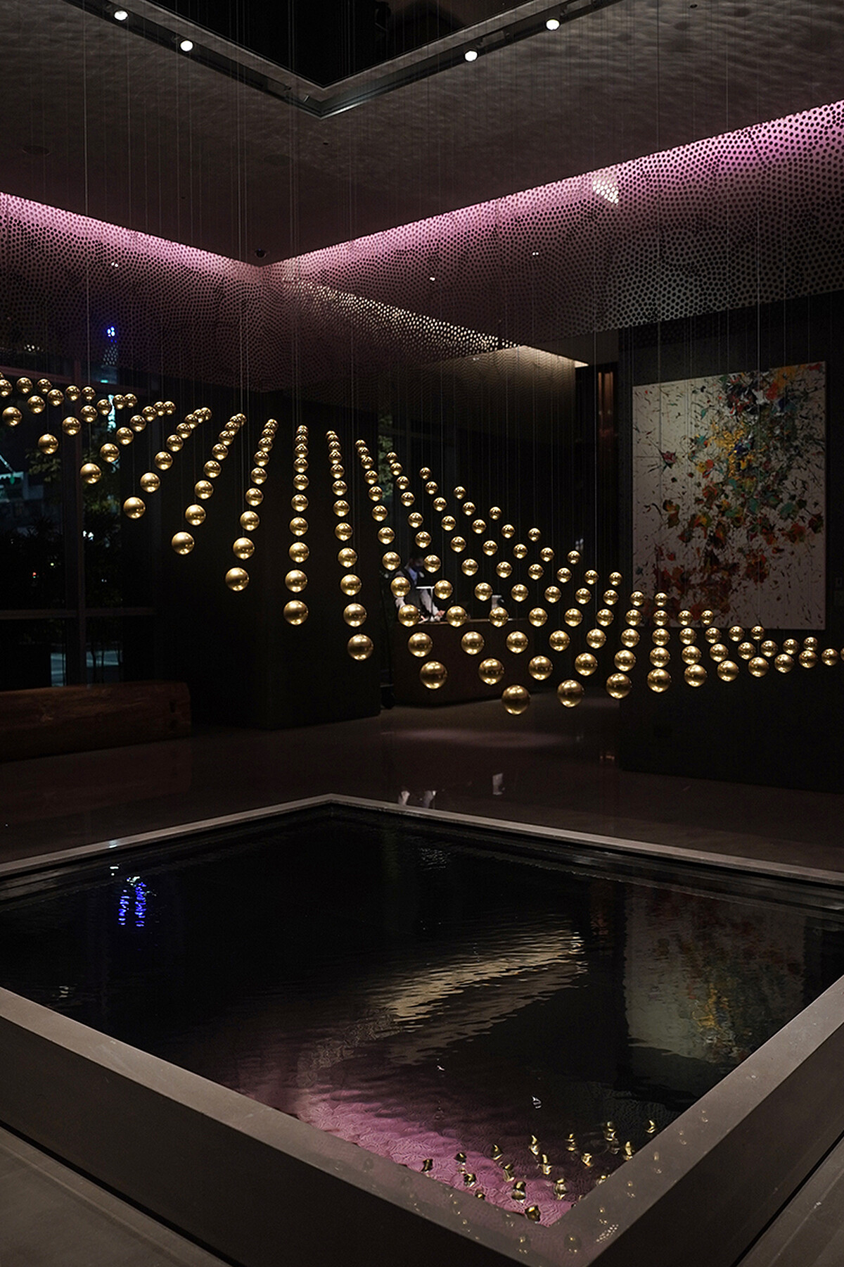 大廳有德國ART+COM藝術團隊所規畫設計的4D浮空動力藝術。