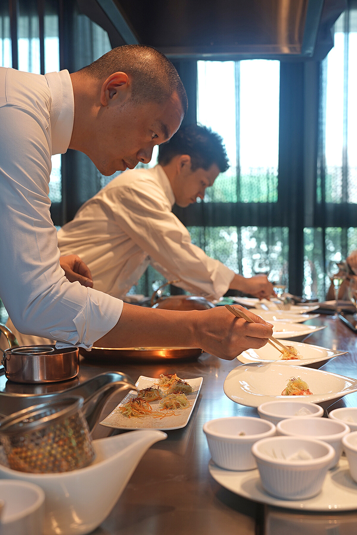 雙主廚有默契的一起擺盤動作。