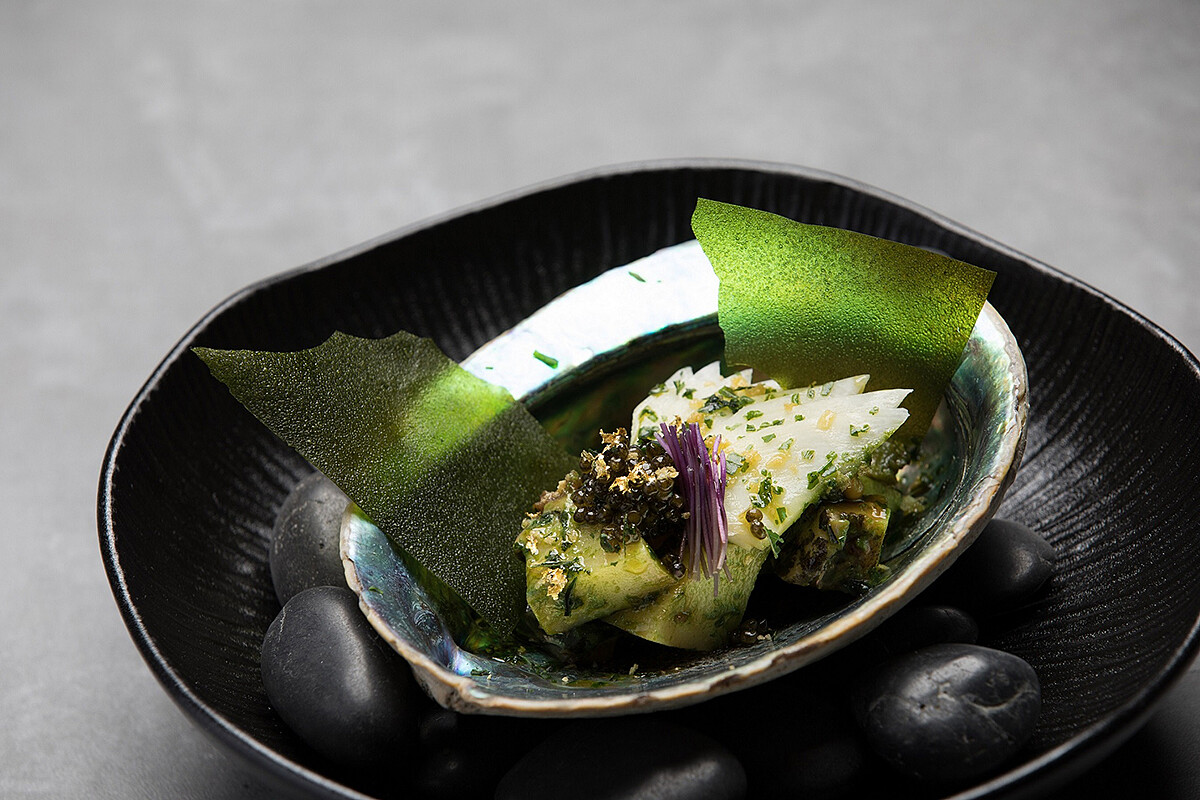 有著各種春天食材的溫沙拉。