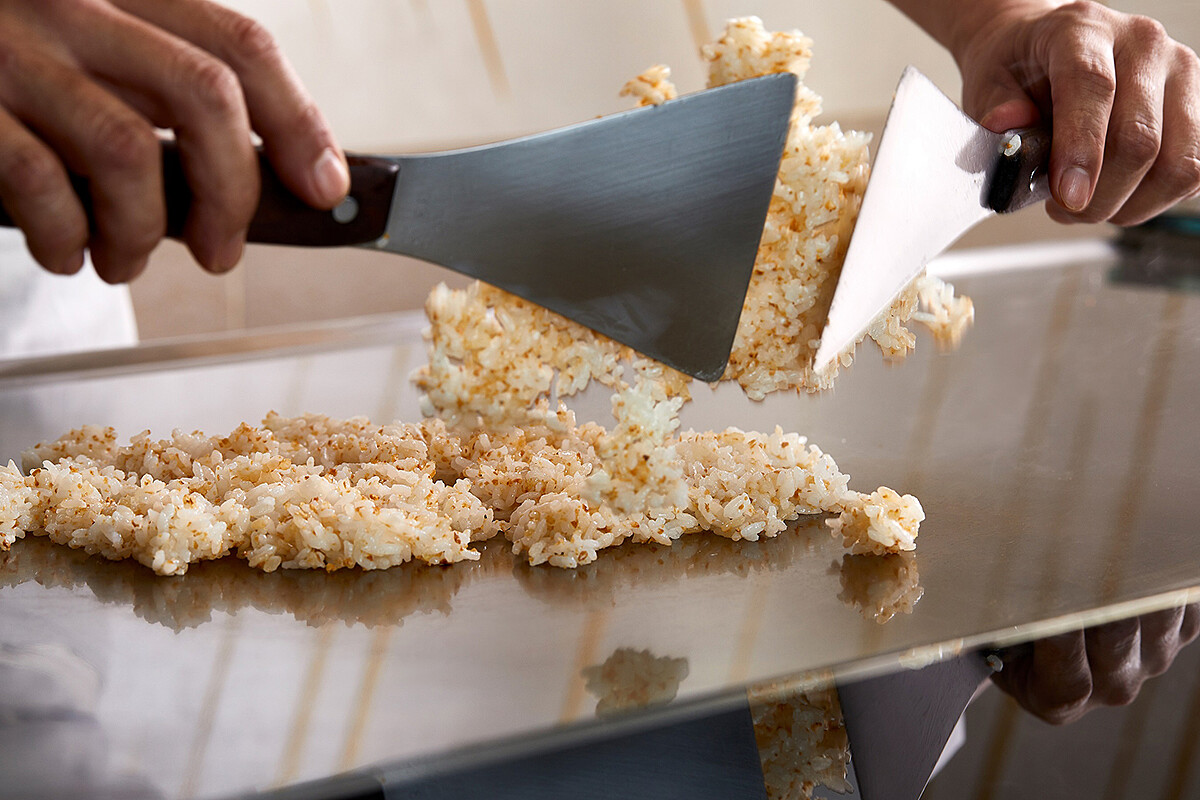 Ukai-tei 炒飯，以嚴選青森白六瓣蒜細切成的微小蒜末，搭配新潟越光米、昆布鹽及醬油，簡單卻也不簡單的滋味，是 Ukai 必吃經典。