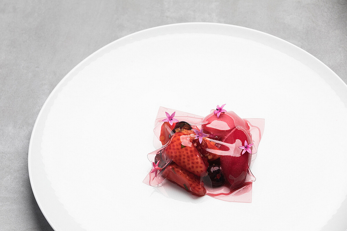 淡雪野莓桑格莉亞，以滋味香甜的日本淡雪草莓和台灣特有的糖漬洛神花，鋪上法式紅酒凍，佐以西班牙Sangria sorbet調味。