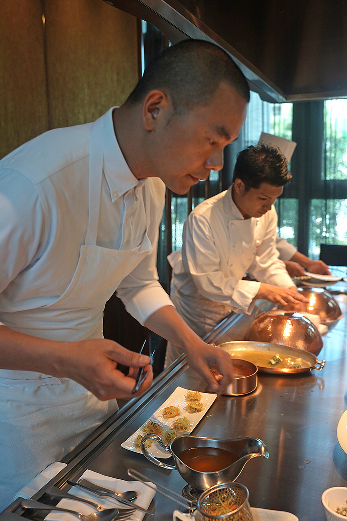 零距離觀看 Chef Andr&eacute; 細膩的手法料理第一道湯品。