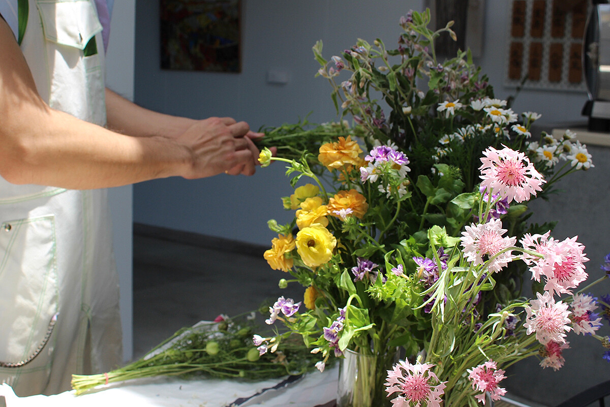 在大自然的環境中進行花藝創作。