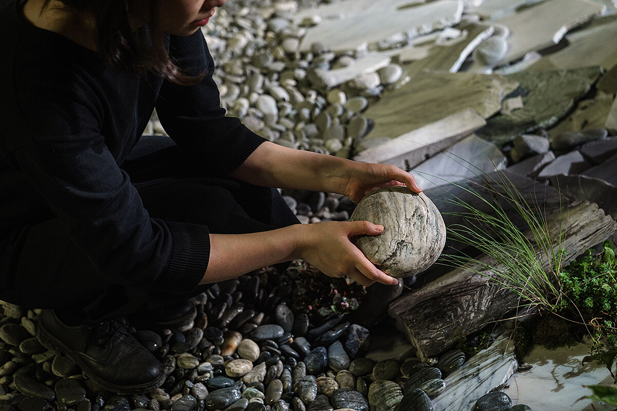 會場的石頭真的來自七星潭。(照片來源:偶然設計)