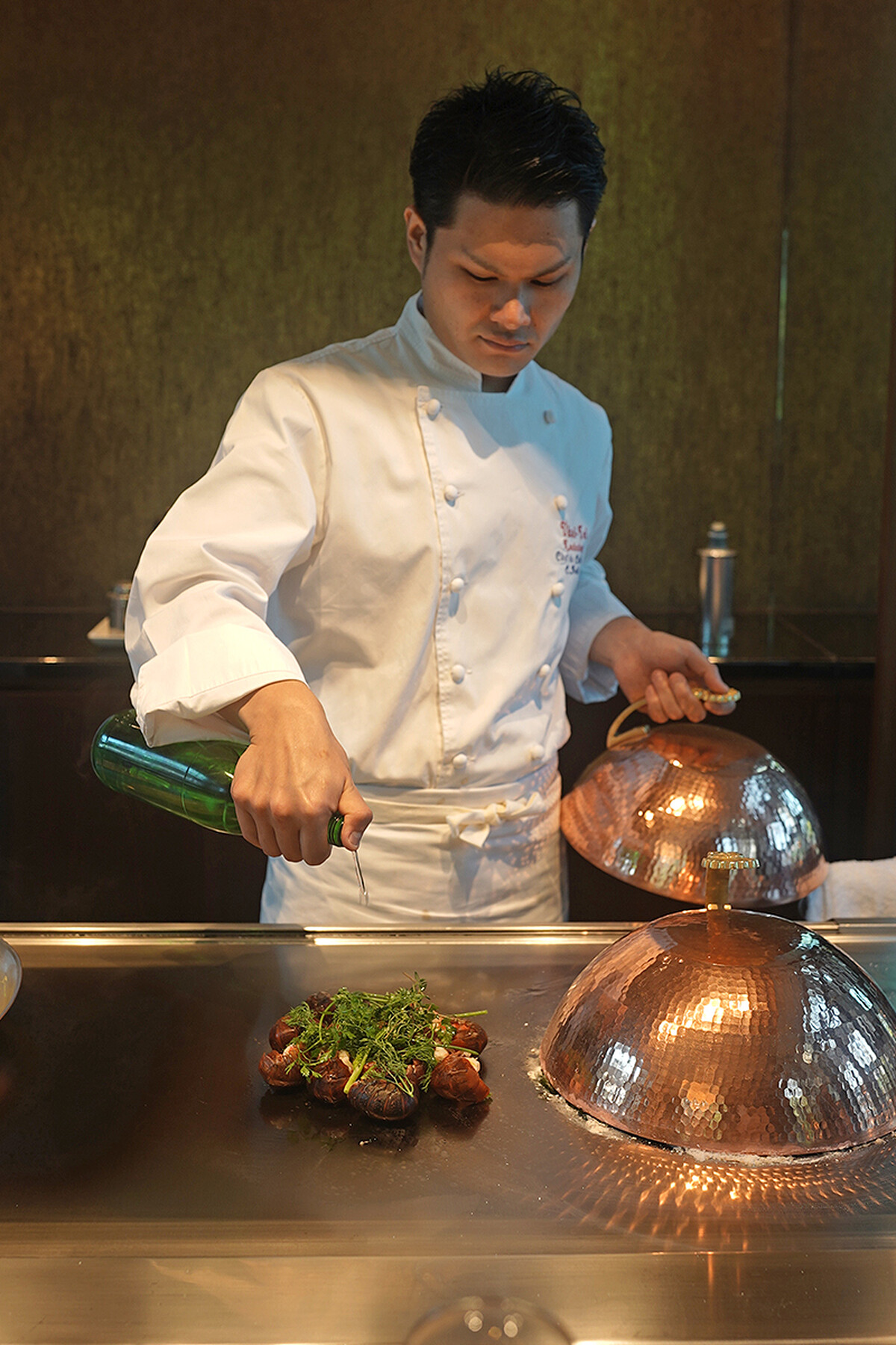 Chef Aoki 於鐵板上蒸製小螯蝦。