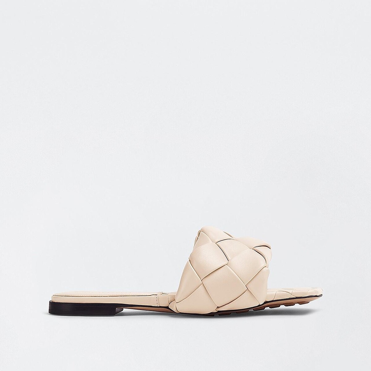 Lido拖鞋，約NT42,000