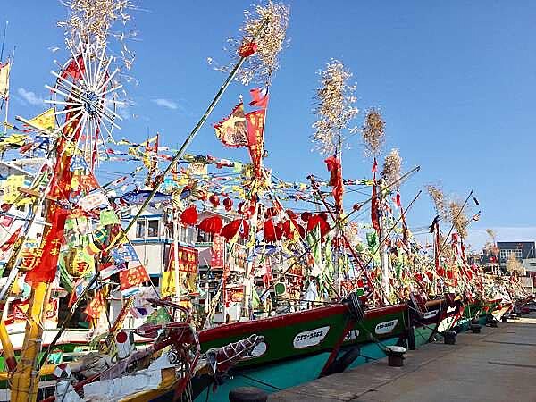 ▲媽祖海巡是4年一度的盛事，數十艘船隻氣勢恢弘。（圖 / 翻攝自中芸鳳芸宮靈帝殿FB）