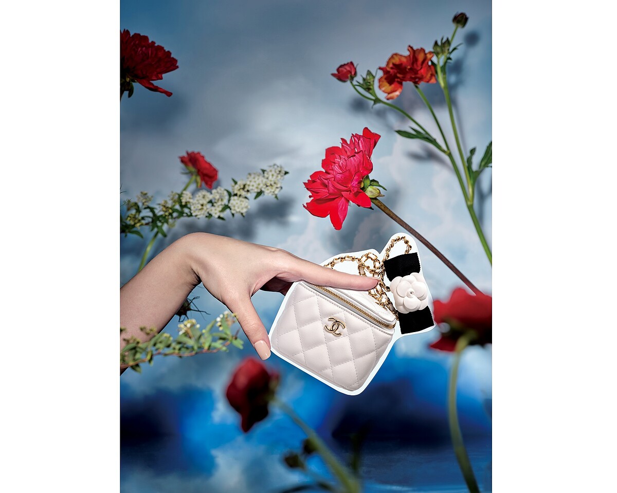 CHANEL白色山茶花皮穿鏈小型化妝包