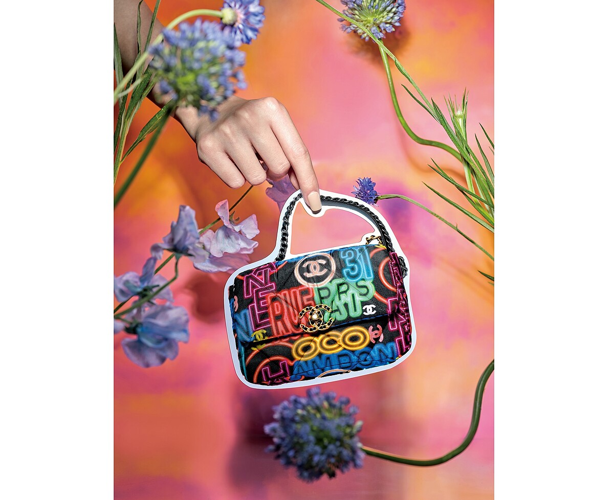CHANEL 19霓虹印花包款