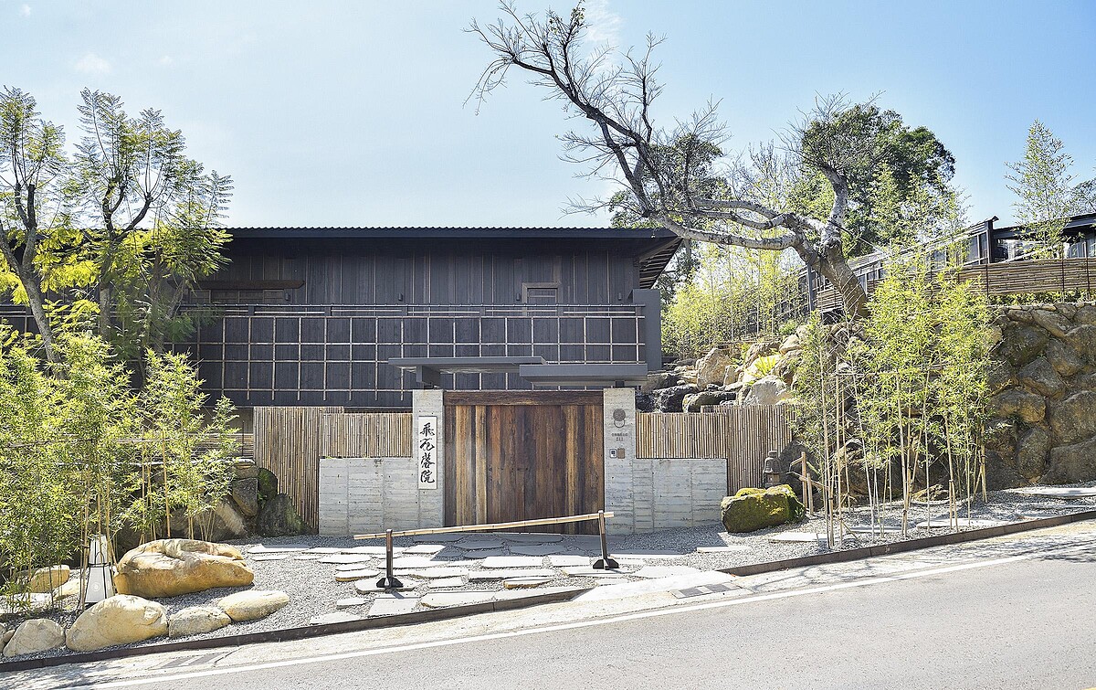 用了許多舊木表現溫潤及時間的美感。