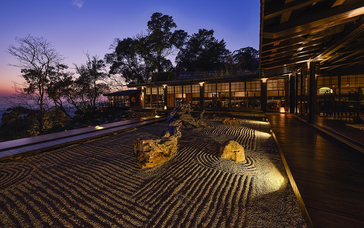 二樓觀景台有日本枯山水庭園造景。