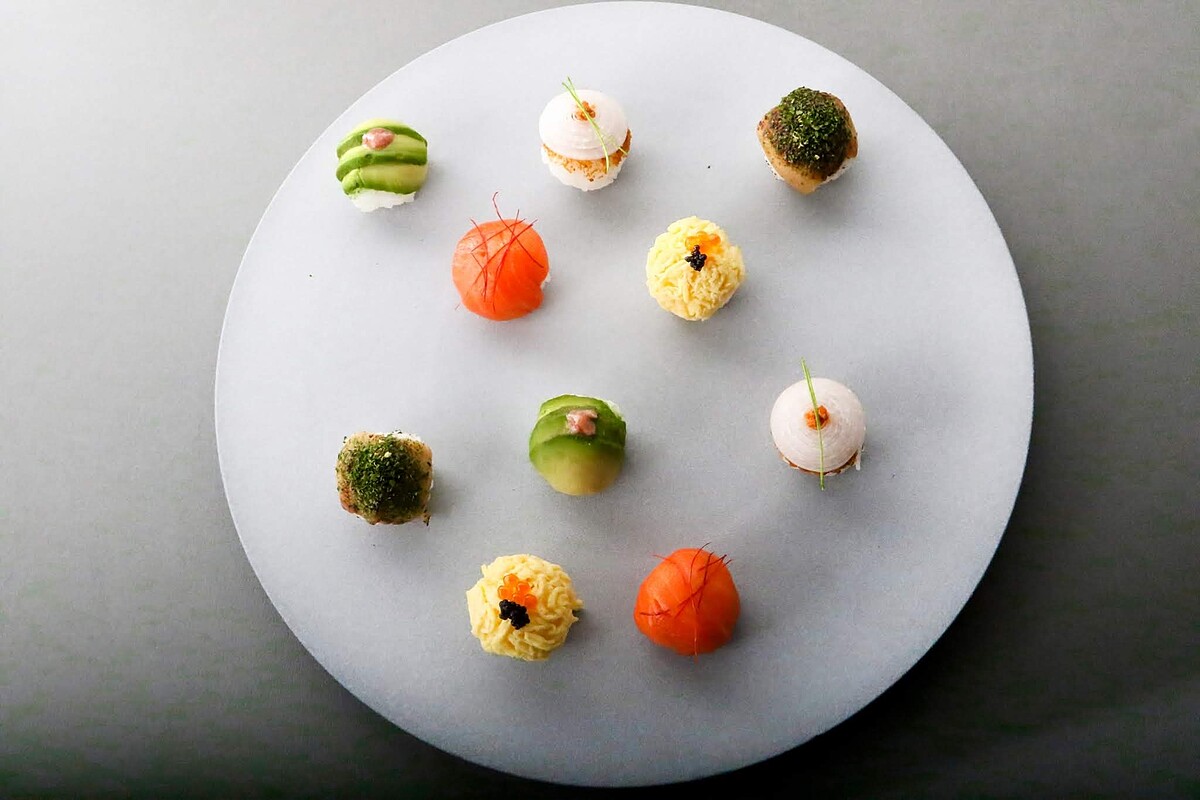 小巧玲瓏的「毛毬壽司」，有酪梨、玉子燒、燻鮭魚、鮭魚卵、烏魚子、魚子醬、星鰻等食材。