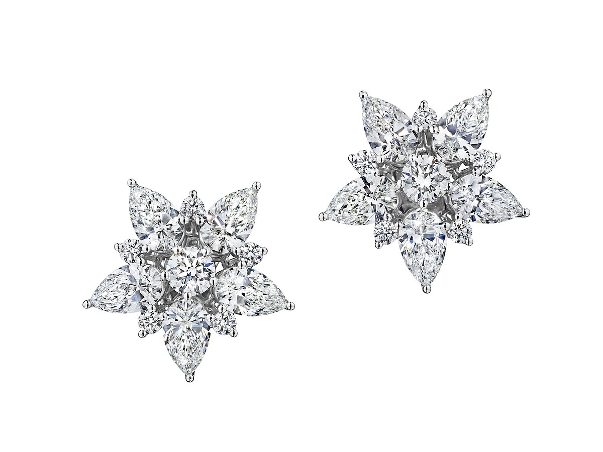 尹汝貞配戴蕭邦（Chopard）18K白金耳環鑲嵌5.11克拉鑽石