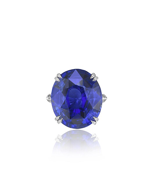 尹汝貞配戴蕭邦（Chopard）18k白金戒指鑲嵌21.15克拉橢圓形藍寶石，旁邊加上數顆鑽石綴飾