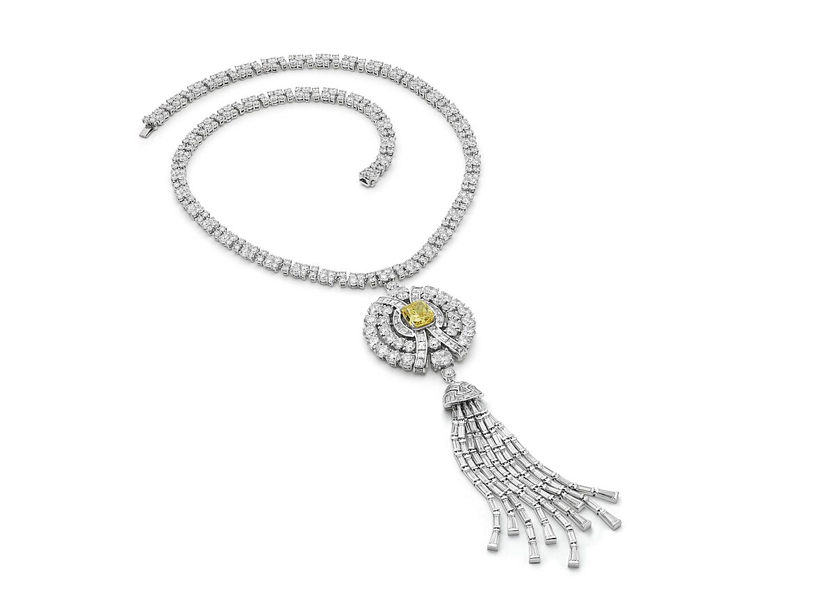 千黛亞 Zendaya配戴BVLGARI頂級黃鑽與鑽石項鍊&mdash;&mdash;鉑金項鍊，鑲嵌1顆黃鑽（FVY VS1，重約6克拉）、18顆鑽石（總重約18.18克拉）、693顆花式階梯式切割鑽石（E-F VVS-VS，總重約49.3克拉）、398顆圓形切割鑽石與密鑲鑽石（D-F IF-VVS，總重約61.50克拉）